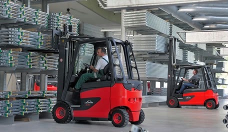 Carrelli elevatori, i nuovi obblighi per gli spostamenti “saltuari” su strada.