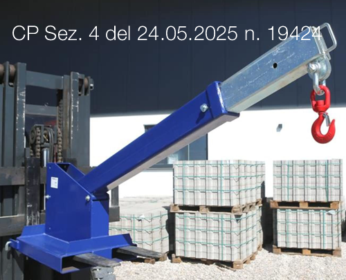 Cassazione Penale Sez  4 del 24 maggio 2025 n  19424 CP n. 19424/2025 / Infortunio mortale carrello elevatore telescopico  ID 24059 | 01.06.2025 / In allegato  Cassazione Penale Sez. 4 del 24 maggio 2025 n. 19424 Rischi interferenti e necessario coordinamento. Il carrello elevatore telescopico con un gancio diventa una gru: l'abilitazione relativa al carrello non è sufficiente  Iren Ambiente Spa aveva appaltato alla D.D. Impianti Srl lo smontaggio di un impianto industriale, per trasportarlo in una nuova area industriale a Torino.  La D.D. Impianti Srl, a sua volta, aveva subappaltato il trasporto dei macchinari alla Mites Srl.  Le operazioni da effettuare consistevano nel prelevare i tratti di nastro trasportatore presenti nell'area esterna e nel posizionarli sul pianale del rimorchio, utilizzando un sollevatore telescopico cui era stato applicato l'accessorio costituito da un gancio fisso del peso di 50 quintali, così trasformandolo in una gru mobile.  Il sollevatore veniva manovrato da E.E., dipendente della D.D. Impianti Srl  Il E.E., con l'aiuto dei colleghi della D.D. Impianti Srl, F.F. e G.G., provvedeva ad imbragare i pezzi (con due catene per parte, con dei ganci), a sollevarli, muoverli e scaricarli.  Al termine F.F. e G.G. salivano sul cassone per svincolare le catene e permettere a E.E. di spostarsi con la gru e prelevare il secondo pezzo di nastro da caricare.  La seconda operazione, tuttavia, veniva completata da C.C. e H.H., ossia i due conducenti dei mezzi di trasporto della Mites Srl, che allo scopo erano saliti sul pianale del rimorchio.  Il primo, pur dando segnale al E.E. di aver sganciato l'imbragatura, non aveva tuttavia sfilato correttamente le catene, motivo per cui una di queste agganciava il nastro trasportatore che, pertanto, si sollevava e cominciava ad ondeggiare e inclinarsi.  C.C., in quel frangente, cadeva dal mezzo, venendo poi colpito dal nastro trasportatore sulla gamba destra; il dipendente, a causa delle lesioni riportate al cranio, al bacino ed all'arto inferiore, perdeva la vita. ... I giudici di merito hanno valorizzato le caratteristiche concrete del mezzo manovrato, al quale fu applicato un accessorio (un gancio da 5 tonnellate), che trasformava il carrello in una gru, per il cui utilizzo il E.E. non era formato, né abilitato.  I giudici di merito hanno comunque sottolineato le ragioni per le quali il giorno dell'infortunio era certamente prevedibile l'interazione lavorativa tra i dipendenti delle due aziende coinvolte, e ciò in linea con le stesse previsioni contenute nei rispettivi POS. ... segue sentenza allegata   Info e download  Tutte le Sentenze Cassazione